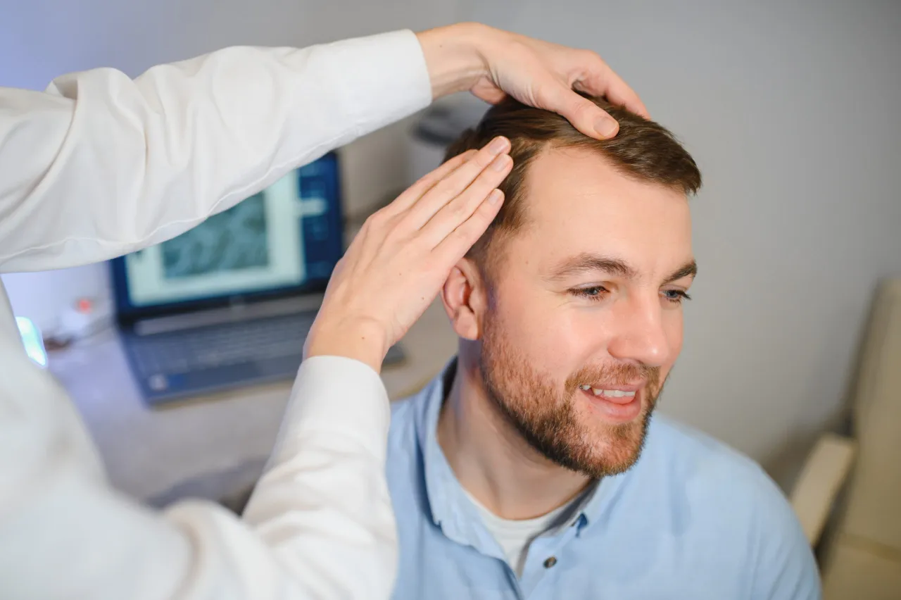 Symbolbild: Haarausfall abklären in Rostock: Untersuchung der Kopfhaut und Haarwurzeln eines Patienten